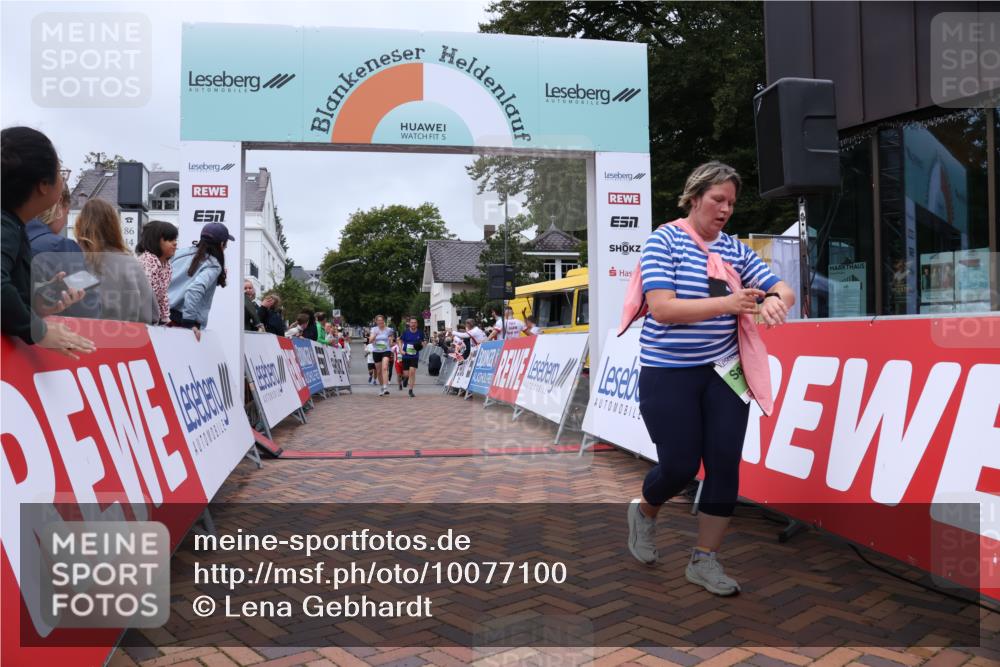 30.08.2026 - Blankeneser Heldenlauf Lena Gebhardt http://msf.ph/oto/10077100 30.08.2026 10:36:17 Ziel 5117, 5317, 5394, 5435, 5699 meine-sportfotos.de