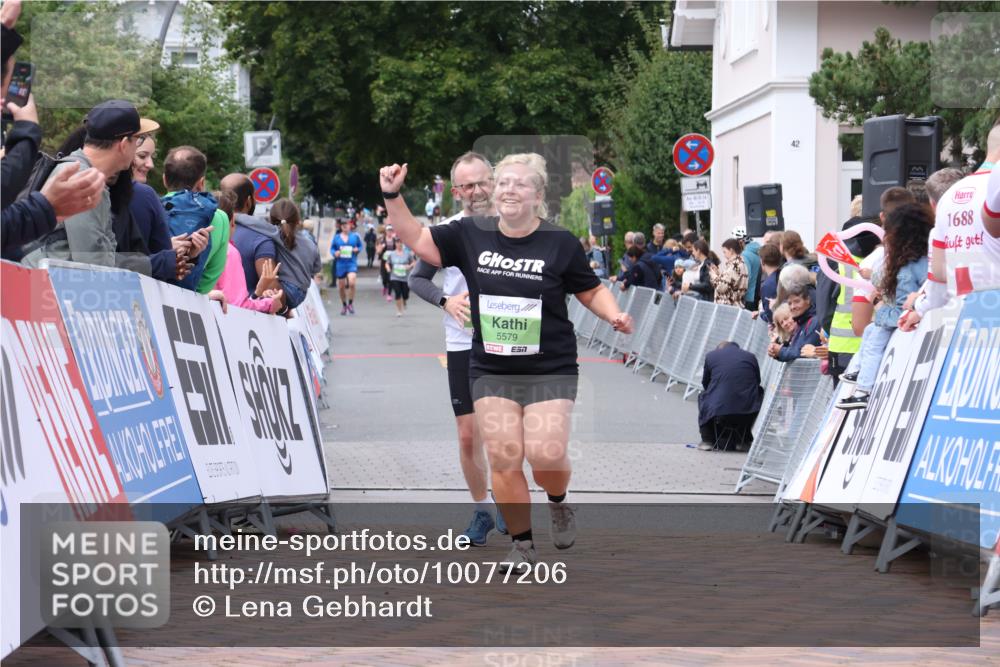 30.08.2026 - Blankeneser Heldenlauf Lena Gebhardt http://msf.ph/oto/10077206 30.08.2026 10:38:29 Ziel 5119, 5127, 5579 meine-sportfotos.de