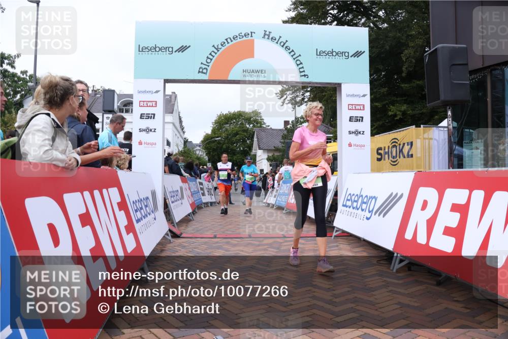 30.08.2026 - Blankeneser Heldenlauf Lena Gebhardt http://msf.ph/oto/10077266 30.08.2026 10:39:39 Ziel 5782, 5829, 5830 meine-sportfotos.de