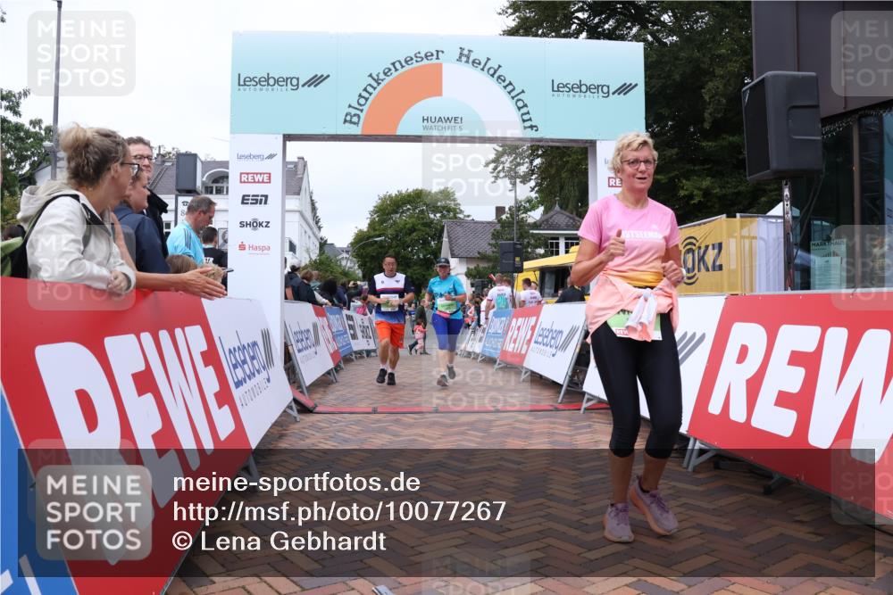 30.08.2026 - Blankeneser Heldenlauf Lena Gebhardt http://msf.ph/oto/10077267 30.08.2026 10:39:39 Ziel 5782, 5829, 5830 meine-sportfotos.de