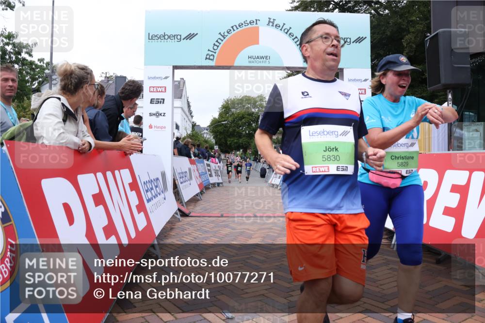 30.08.2026 - Blankeneser Heldenlauf Lena Gebhardt http://msf.ph/oto/10077271 30.08.2026 10:39:42 Ziel 5782, 5829, 5830 meine-sportfotos.de