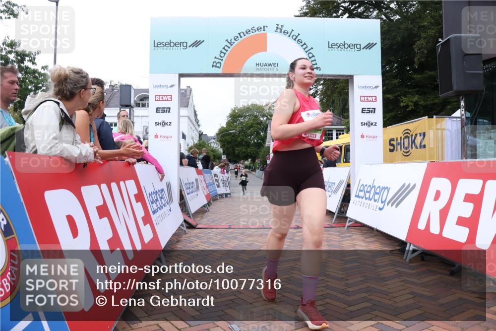 30.08.2026 - Blankeneser Heldenlauf Lena Gebhardt http://msf.ph/oto/10077316 30.08.2026 10:40:14 Ziel 5143, 5345, 5440, 5447 meine-sportfotos.de