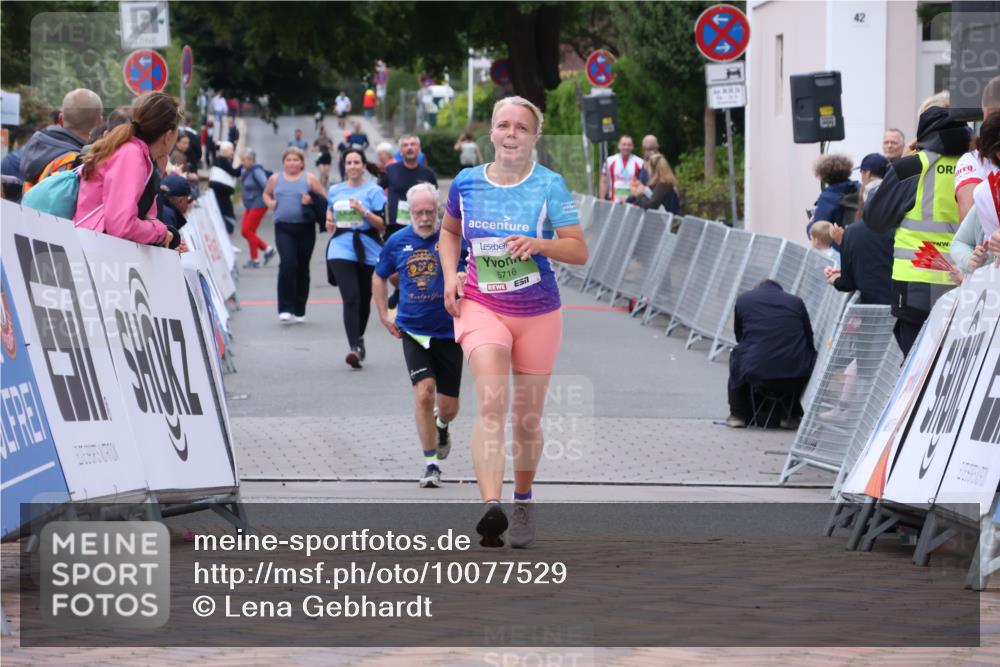 30.08.2026 - Blankeneser Heldenlauf Lena Gebhardt http://msf.ph/oto/10077529 30.08.2026 10:44:43 Ziel 5716, 5722 meine-sportfotos.de