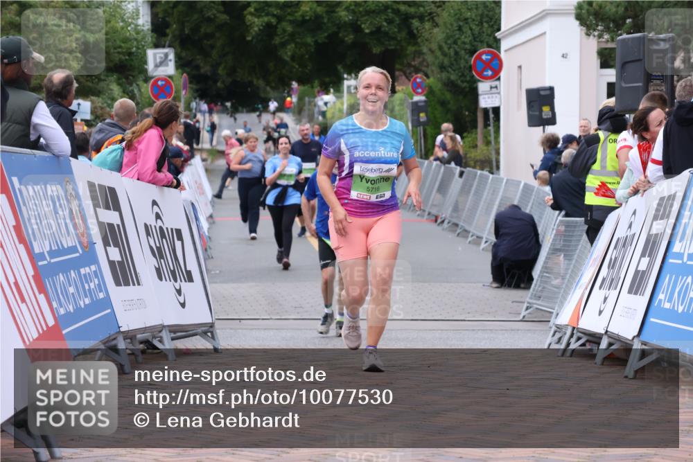 30.08.2026 - Blankeneser Heldenlauf Lena Gebhardt http://msf.ph/oto/10077530 30.08.2026 10:44:44 Ziel 5716, 5722 meine-sportfotos.de