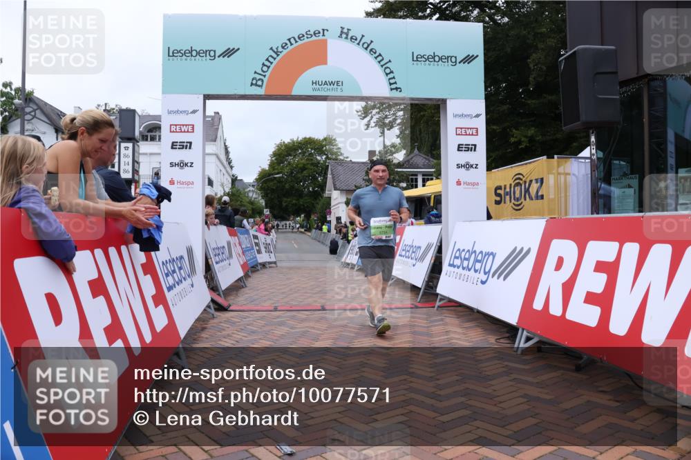 30.08.2026 - Blankeneser Heldenlauf Lena Gebhardt http://msf.ph/oto/10077571 30.08.2026 10:45:34 Ziel 5037, 5038, 5754 meine-sportfotos.de