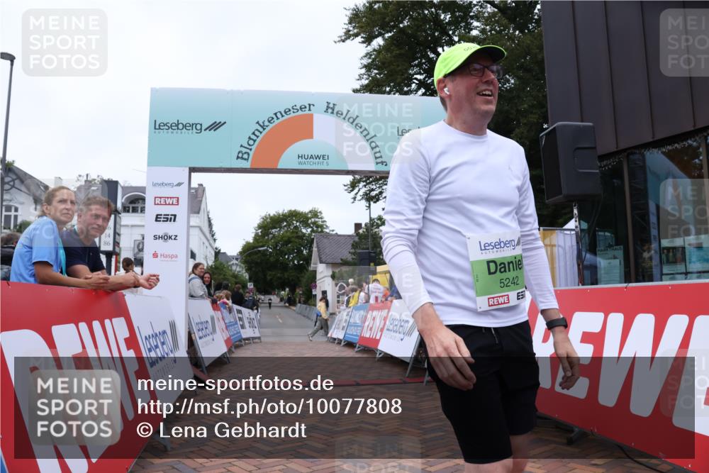 30.08.2026 - Blankeneser Heldenlauf Lena Gebhardt http://msf.ph/oto/10077808 30.08.2026 10:53:32 Ziel 5097, 5098, 5242 meine-sportfotos.de