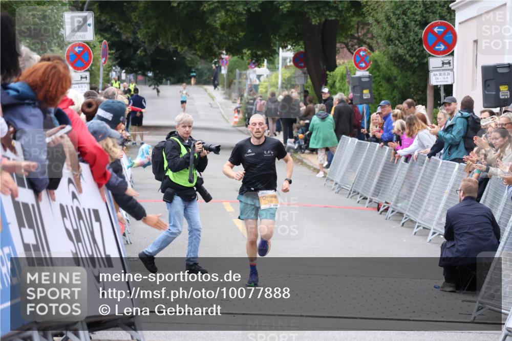 30.08.2026 - Blankeneser Heldenlauf Lena Gebhardt http://msf.ph/oto/10077888 30.08.2026 11:15:49 Ziel  meine-sportfotos.de