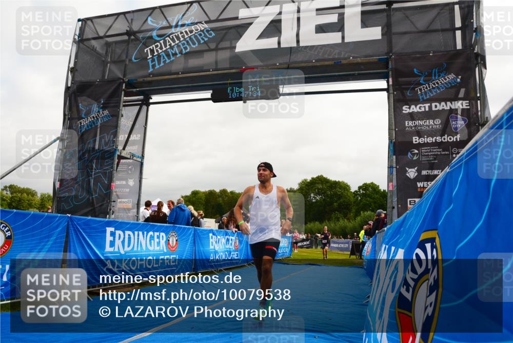 30.08.2026 - Elbe Triathlon Hamburg LAZAROV Photography http://msf.ph/oto/10079538 30.08.2026 10:47:35 Ziel 390, 464 meine-sportfotos.de