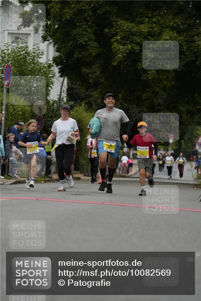 30.08.2026 - Blankeneser Heldenlauf Patografie http://msf.ph/oto/10082569 30.08.2026 09:58:55 Ziel 1790, 1791, 1792, 1793 meine-sportfotos.de