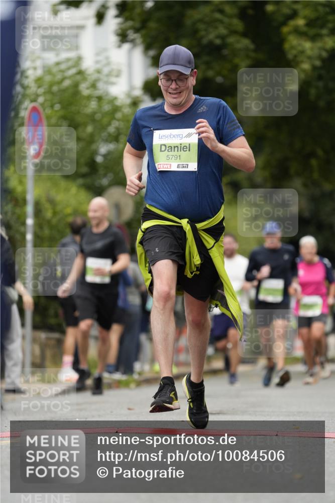 30.08.2026 - Blankeneser Heldenlauf Patografie http://msf.ph/oto/10084506 30.08.2026 10:26:34 Ziel 5009, 5219, 5330, 5791, 5799, 5800, 5801, 5854 meine-sportfotos.de