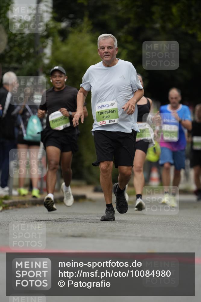 30.08.2026 - Blankeneser Heldenlauf Patografie http://msf.ph/oto/10084980 30.08.2026 10:31:11 Ziel 5514, 5516 meine-sportfotos.de