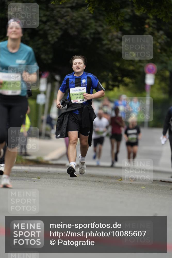 30.08.2026 - Blankeneser Heldenlauf Patografie http://msf.ph/oto/10085607 30.08.2026 10:37:41 Ziel 5201, 5752, 5861 meine-sportfotos.de