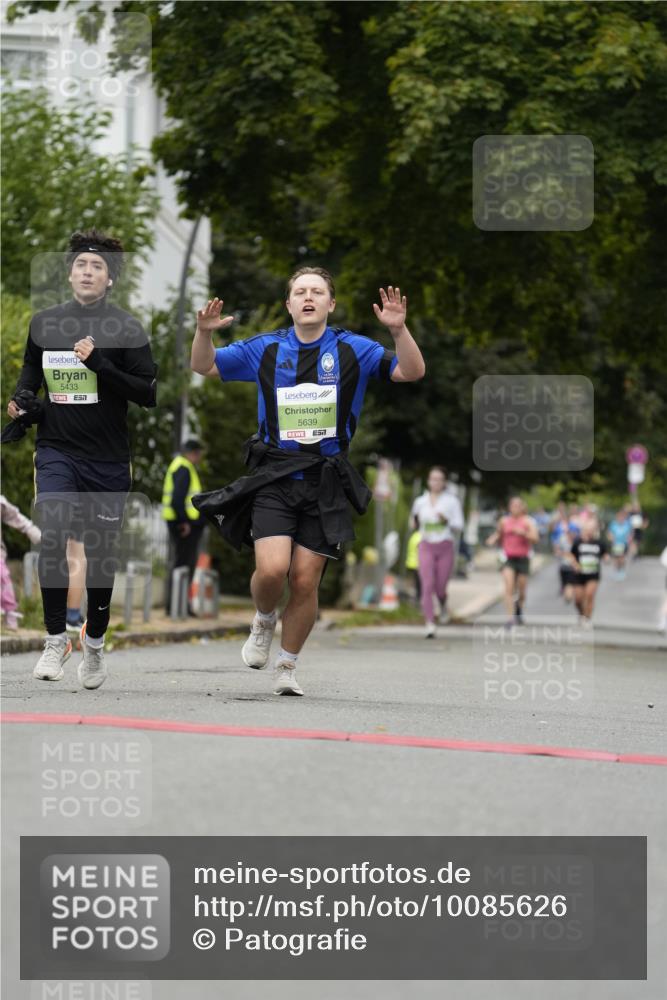 30.08.2026 - Blankeneser Heldenlauf Patografie http://msf.ph/oto/10085626 30.08.2026 10:37:51 Ziel 5177, 5433, 5639 meine-sportfotos.de