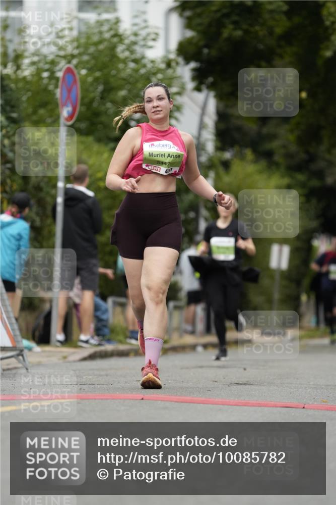 30.08.2026 - Blankeneser Heldenlauf Patografie http://msf.ph/oto/10085782 30.08.2026 10:40:00 Ziel 5143, 5345, 5440, 5447 meine-sportfotos.de