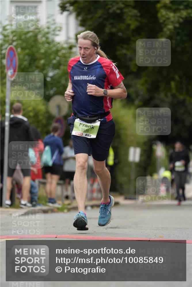 30.08.2026 - Blankeneser Heldenlauf Patografie http://msf.ph/oto/10085849 30.08.2026 10:41:13 Ziel 5515, 5563, 5651 meine-sportfotos.de