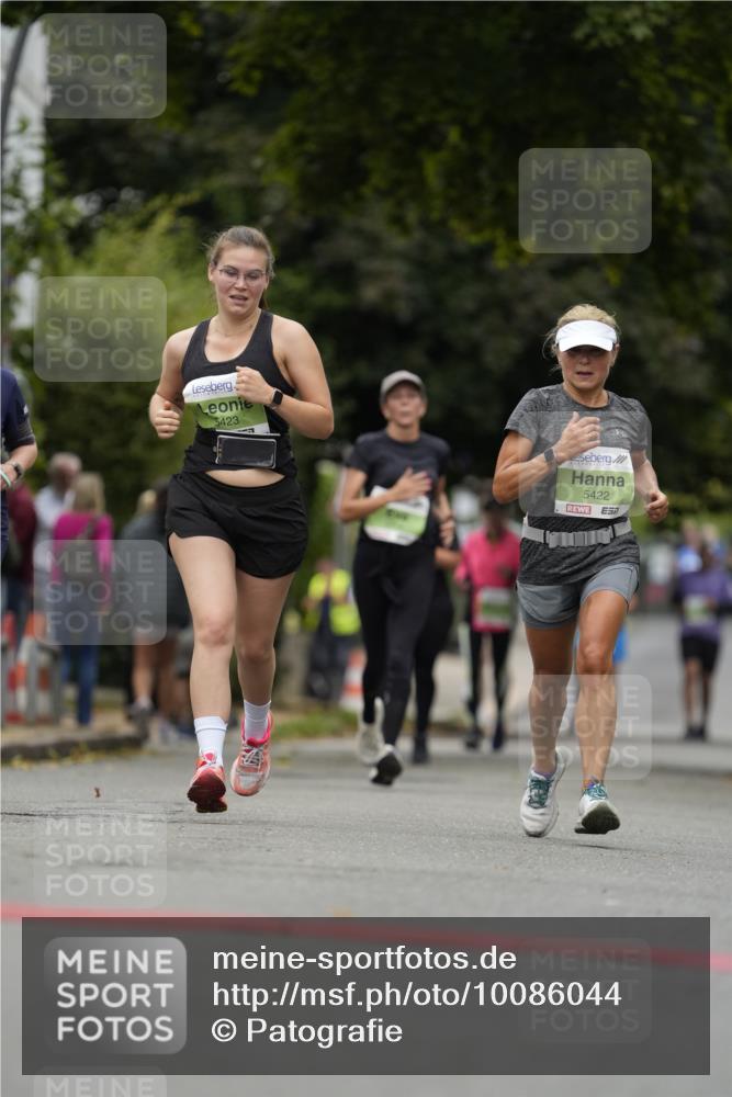 30.08.2026 - Blankeneser Heldenlauf Patografie http://msf.ph/oto/10086044 30.08.2026 10:43:20 Ziel 5375, 5422, 5423 meine-sportfotos.de