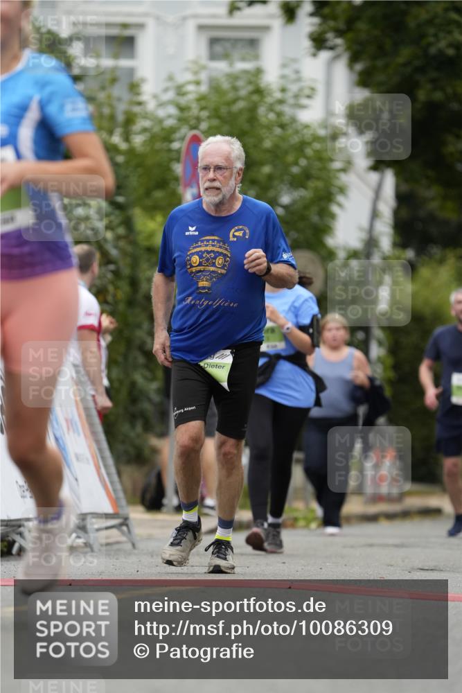 30.08.2026 - Blankeneser Heldenlauf Patografie http://msf.ph/oto/10086309 30.08.2026 10:44:34 Ziel 5313, 5642, 5716 meine-sportfotos.de