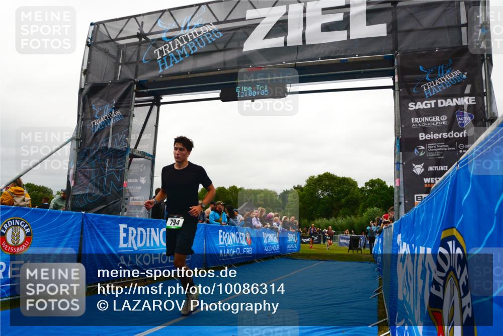 30.08.2026 - Elbe Triathlon Hamburg LAZAROV Photography http://msf.ph/oto/10086314 30.08.2026 12:00:05 Ziel 794, 1365, 1551 meine-sportfotos.de