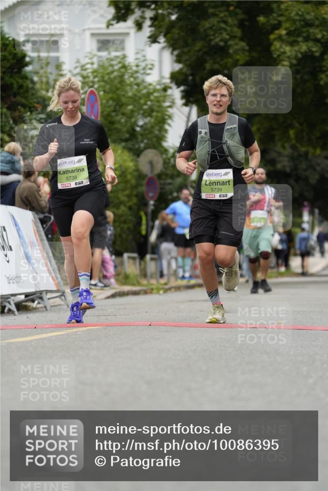 30.08.2026 - Blankeneser Heldenlauf Patografie http://msf.ph/oto/10086395 30.08.2026 10:45:56 Ziel 5520, 5738, 5739 meine-sportfotos.de
