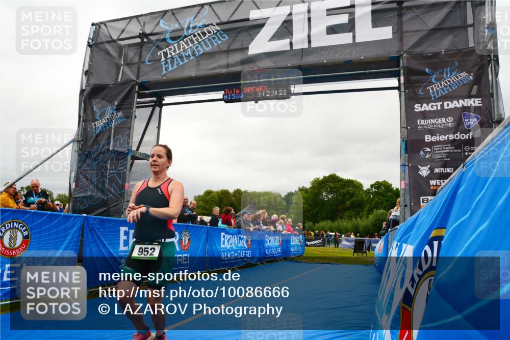 30.08.2026 - Elbe Triathlon Hamburg LAZAROV Photography http://msf.ph/oto/10086666 30.08.2026 12:03:27 Ziel 952 meine-sportfotos.de