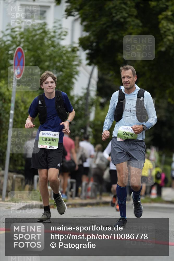 30.08.2026 - Blankeneser Heldenlauf Patografie http://msf.ph/oto/10086778 30.08.2026 10:53:07 Ziel 5097, 5098 meine-sportfotos.de
