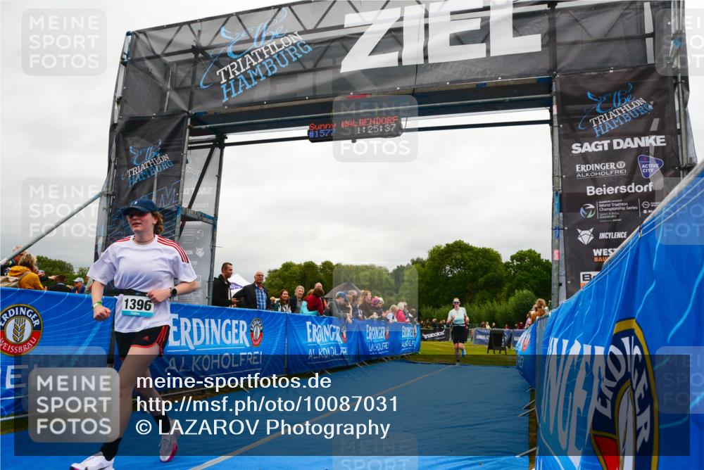 30.08.2026 - Elbe Triathlon Hamburg LAZAROV Photography http://msf.ph/oto/10087031 30.08.2026 12:05:56 Ziel 1396, 1398 meine-sportfotos.de
