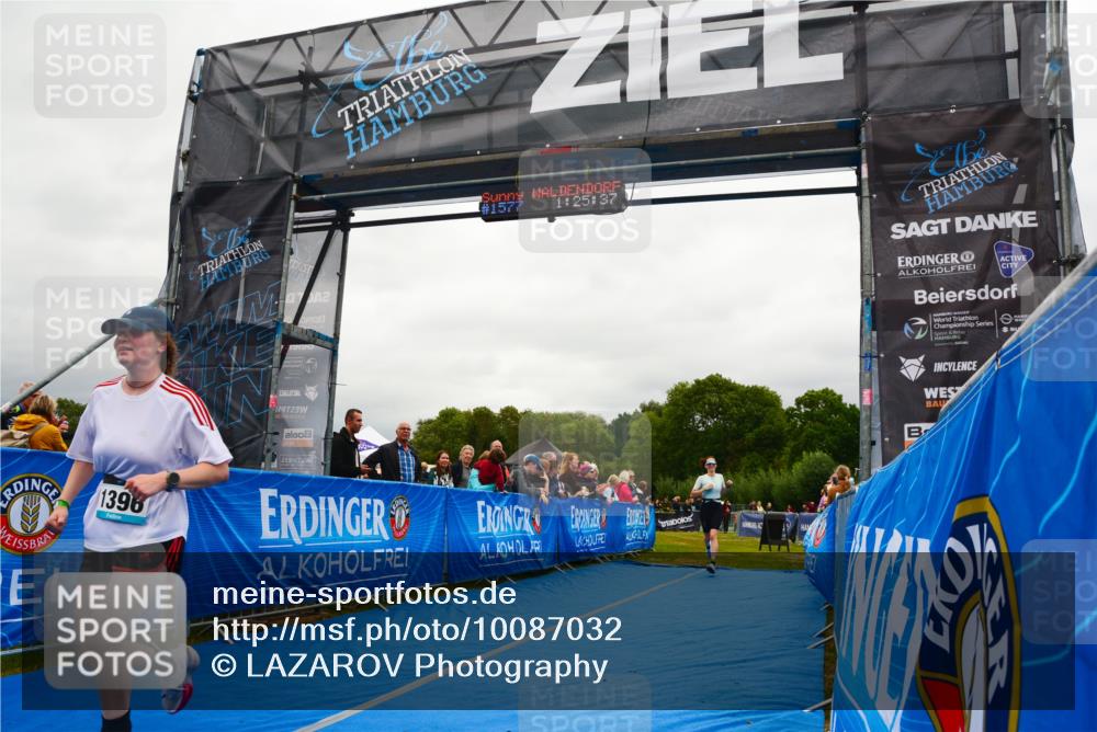 30.08.2026 - Elbe Triathlon Hamburg LAZAROV Photography http://msf.ph/oto/10087032 30.08.2026 12:05:56 Ziel 1396, 1398 meine-sportfotos.de
