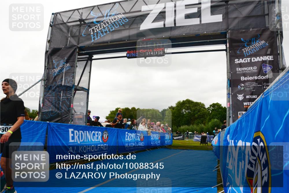 30.08.2026 - Elbe Triathlon Hamburg LAZAROV Photography http://msf.ph/oto/10088345 30.08.2026 12:21:18 Ziel 1600 meine-sportfotos.de