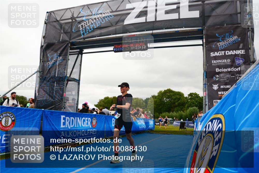 30.08.2026 - Elbe Triathlon Hamburg LAZAROV Photography http://msf.ph/oto/10088430 30.08.2026 12:23:17 Ziel 906, 1668, 1692 meine-sportfotos.de
