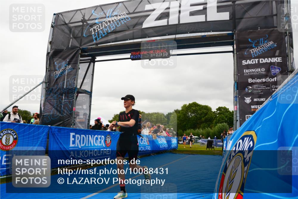 30.08.2026 - Elbe Triathlon Hamburg LAZAROV Photography http://msf.ph/oto/10088431 30.08.2026 12:23:17 Ziel 906, 1668, 1692 meine-sportfotos.de