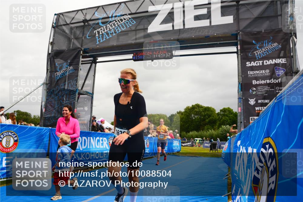 30.08.2026 - Elbe Triathlon Hamburg LAZAROV Photography http://msf.ph/oto/10088504 30.08.2026 12:25:36 Ziel 1582, 1585, 1636 meine-sportfotos.de