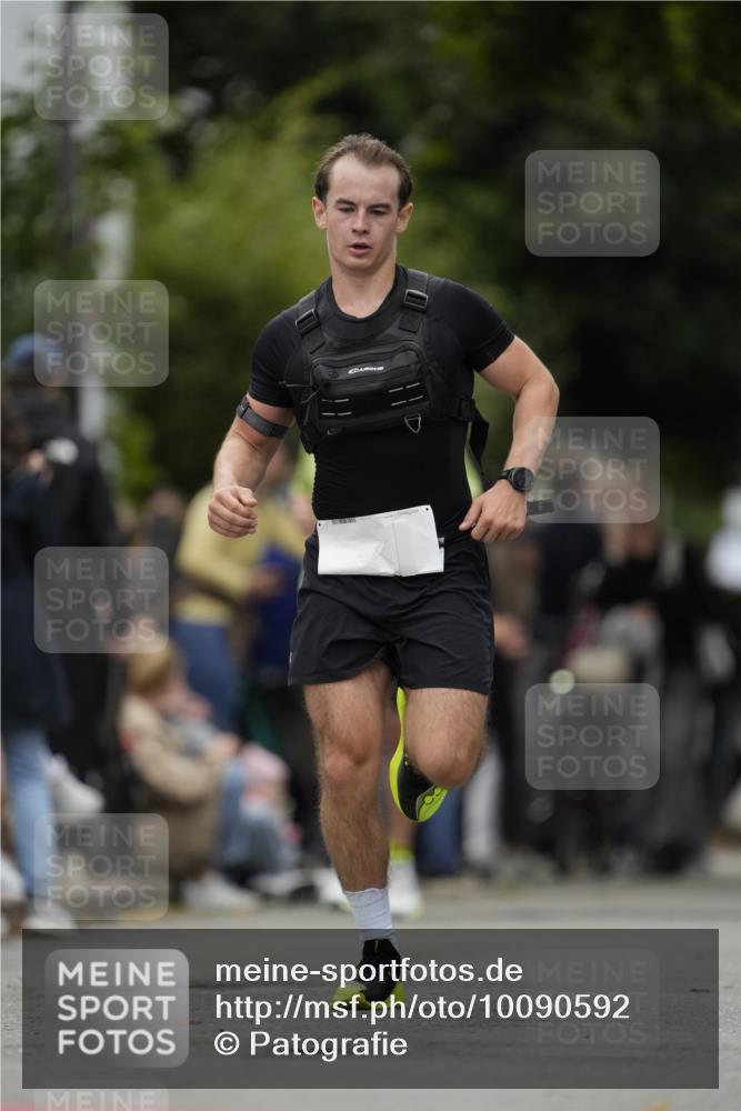 30.08.2026 - Blankeneser Heldenlauf Patografie http://msf.ph/oto/10090592 30.08.2026 12:02:13 Ziel 2326, 2417, 2490, 2775, 4086 meine-sportfotos.de