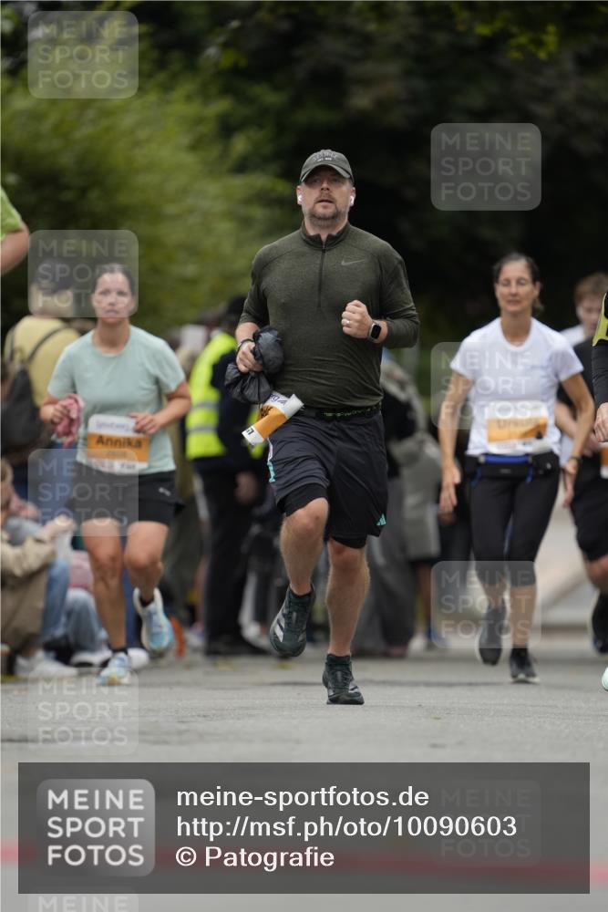 30.08.2026 - Blankeneser Heldenlauf Patografie http://msf.ph/oto/10090603 30.08.2026 12:02:19 Ziel 2029, 2030, 2480, 4086 meine-sportfotos.de