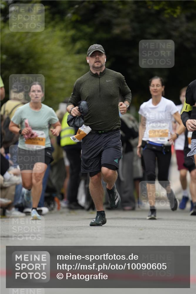 30.08.2026 - Blankeneser Heldenlauf Patografie http://msf.ph/oto/10090605 30.08.2026 12:02:19 Ziel 2029, 2030, 2480, 4086 meine-sportfotos.de