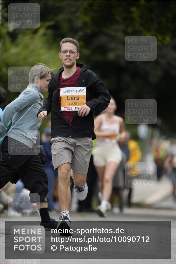 30.08.2026 - Blankeneser Heldenlauf Patografie http://msf.ph/oto/10090712 30.08.2026 12:03:12 Ziel 2078, 2079, 2836 meine-sportfotos.de