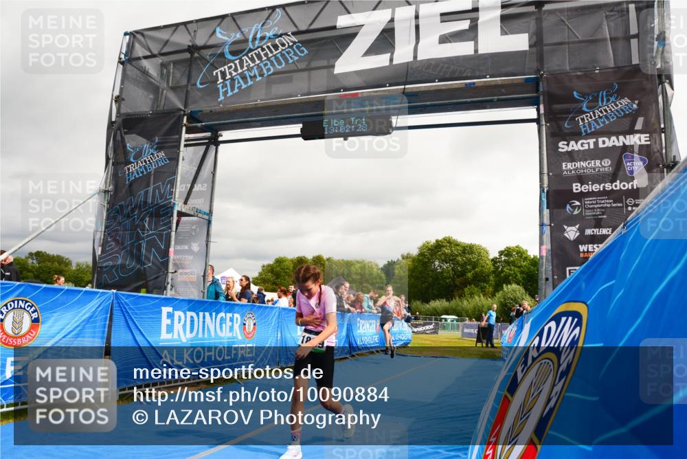 30.08.2026 - Elbe Triathlon Hamburg LAZAROV Photography http://msf.ph/oto/10090884 30.08.2026 13:02:29 Ziel 1797, 1820, 1889 meine-sportfotos.de