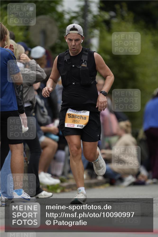 30.08.2026 - Blankeneser Heldenlauf Patografie http://msf.ph/oto/10090997 30.08.2026 12:07:05 Ziel 2123, 2124, 2857 meine-sportfotos.de