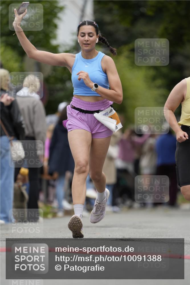 30.08.2026 - Blankeneser Heldenlauf Patografie http://msf.ph/oto/10091388 30.08.2026 12:16:46 Ziel 2495, 2742, 2747, 4080 meine-sportfotos.de