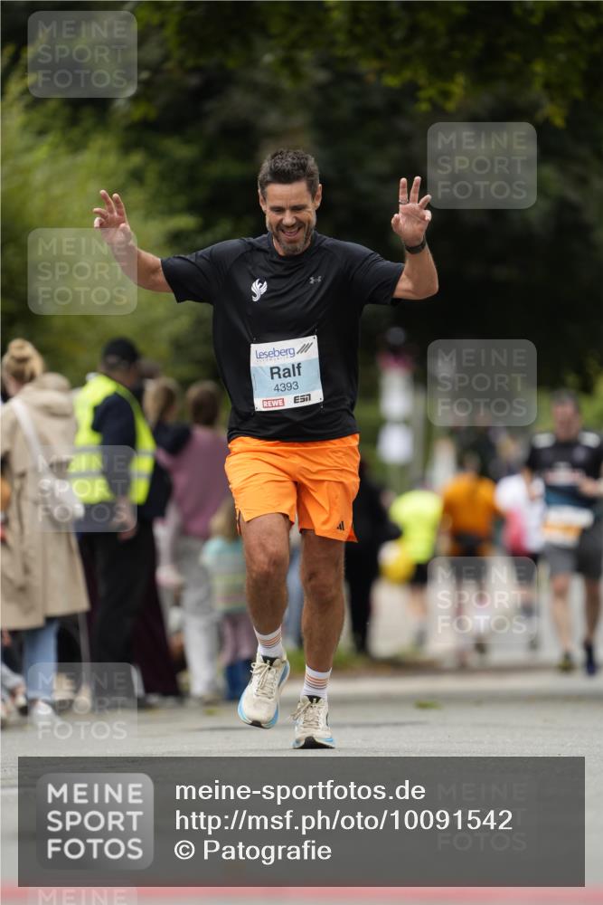 30.08.2026 - Blankeneser Heldenlauf Patografie http://msf.ph/oto/10091542 30.08.2026 12:21:05 Ziel 2601, 4454, 4457 meine-sportfotos.de