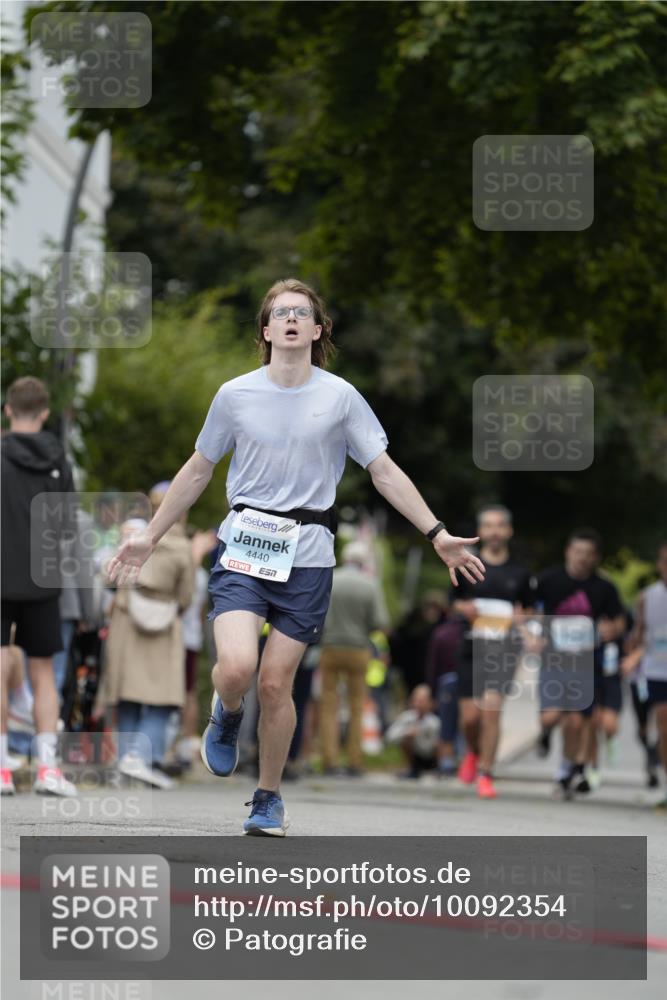 30.08.2026 - Blankeneser Heldenlauf Patografie http://msf.ph/oto/10092354 30.08.2026 12:31:01 Ziel 4013, 4159, 4440 meine-sportfotos.de
