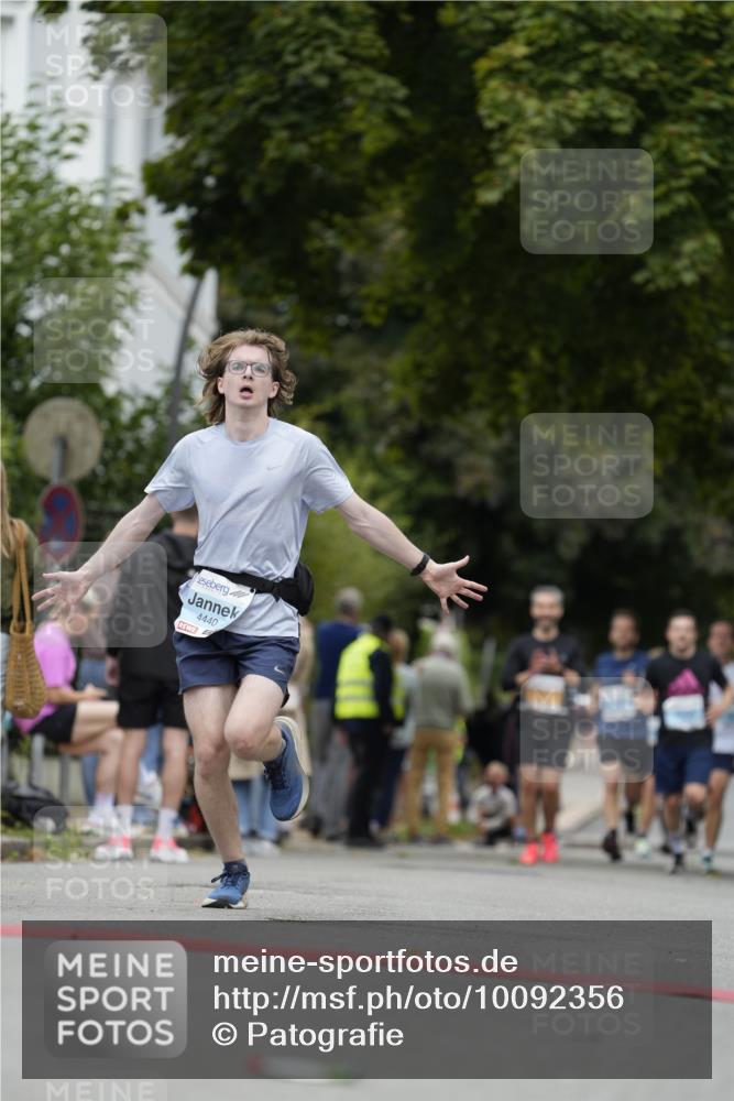 30.08.2026 - Blankeneser Heldenlauf Patografie http://msf.ph/oto/10092356 30.08.2026 12:31:02 Ziel 4013, 4159, 4440 meine-sportfotos.de