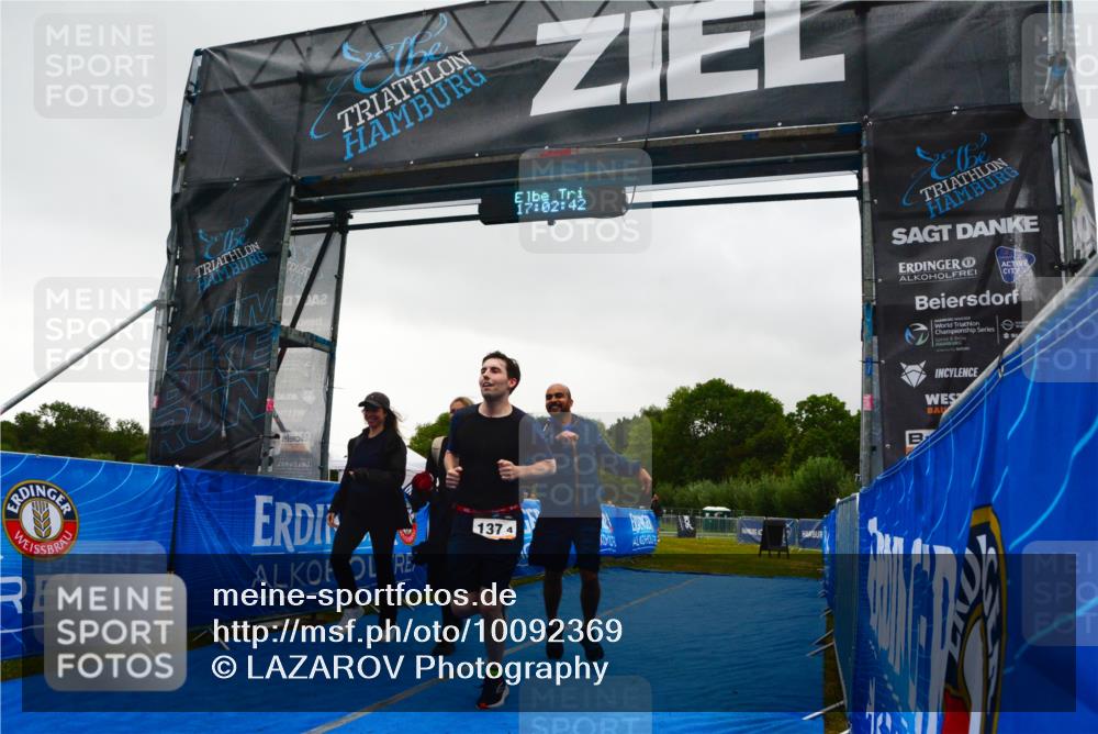 30.08.2026 - Elbe Triathlon Hamburg LAZAROV Photography http://msf.ph/oto/10092369 30.08.2026 17:02:41 Ziel  meine-sportfotos.de