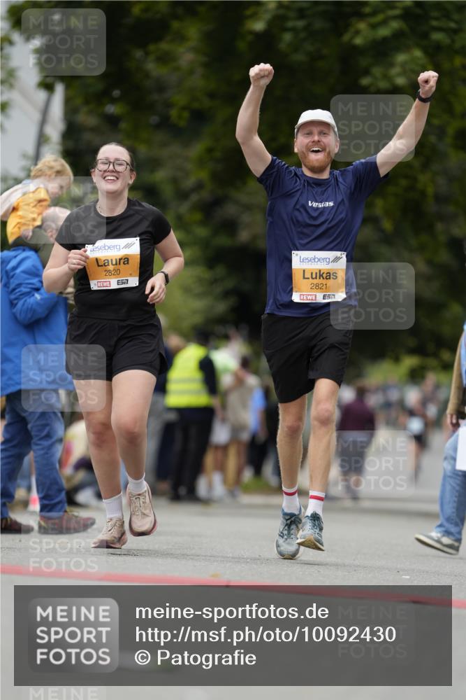 30.08.2026 - Blankeneser Heldenlauf Patografie http://msf.ph/oto/10092430 30.08.2026 12:32:15 Ziel 2540, 2820, 2821 meine-sportfotos.de