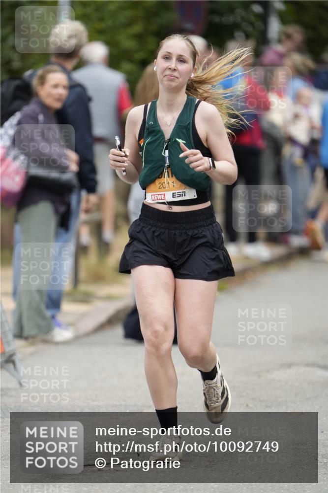 30.08.2026 - Blankeneser Heldenlauf Patografie http://msf.ph/oto/10092749 30.08.2026 12:44:27 Ziel 2011, 4172 meine-sportfotos.de