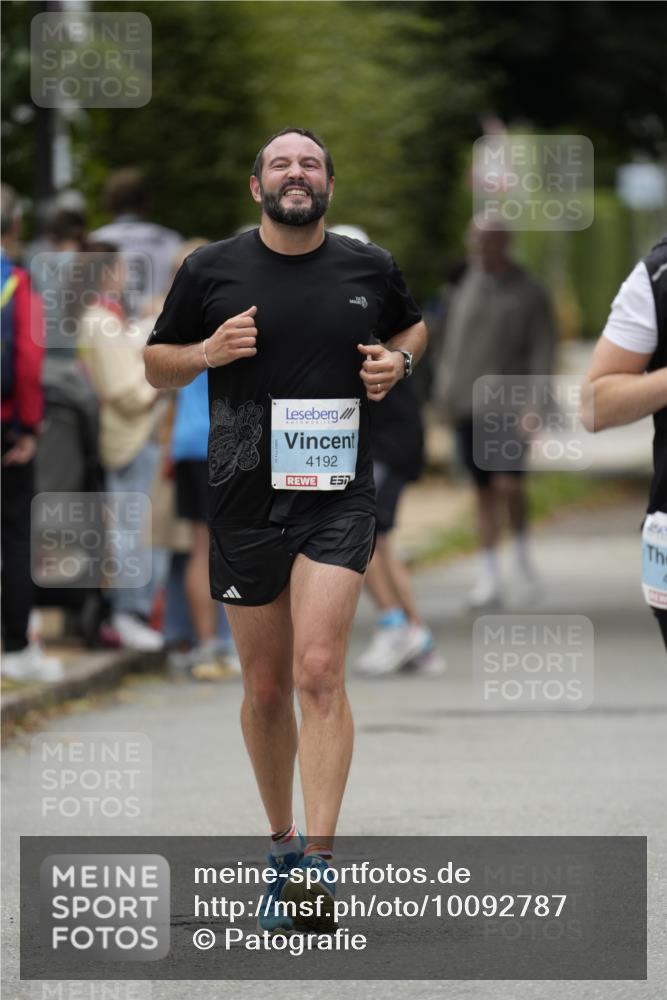 30.08.2026 - Blankeneser Heldenlauf Patografie http://msf.ph/oto/10092787 30.08.2026 12:46:11 Ziel 4090, 4192, 4198 meine-sportfotos.de