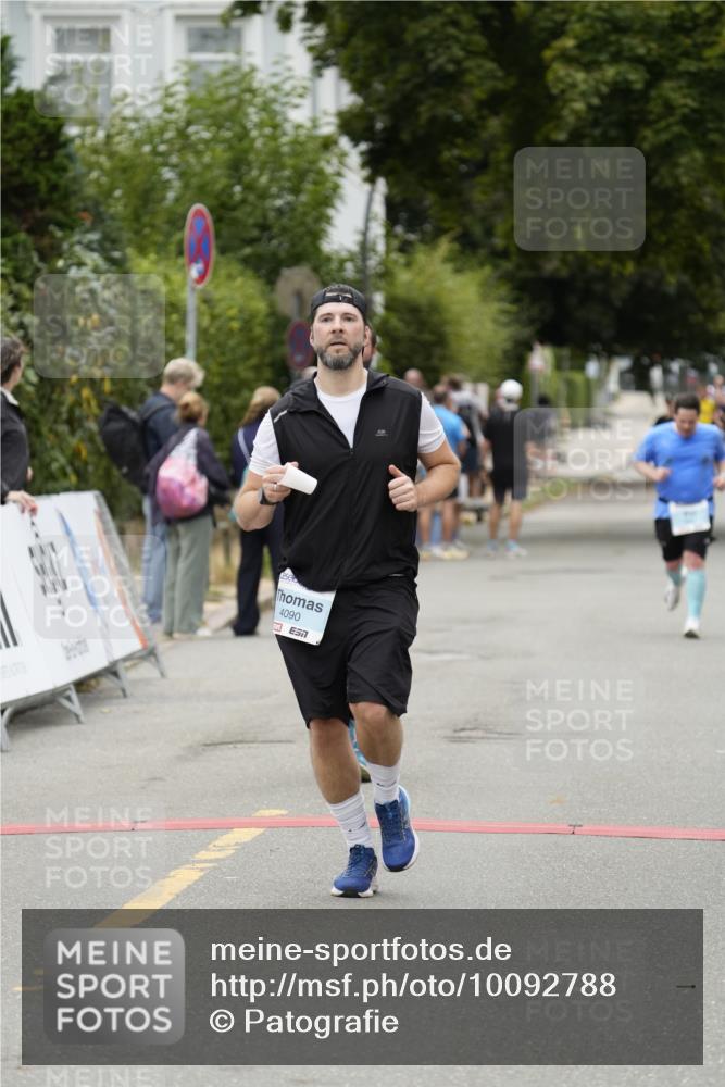 30.08.2026 - Blankeneser Heldenlauf Patografie http://msf.ph/oto/10092788 30.08.2026 12:46:15 Ziel 4090, 4192, 4198 meine-sportfotos.de