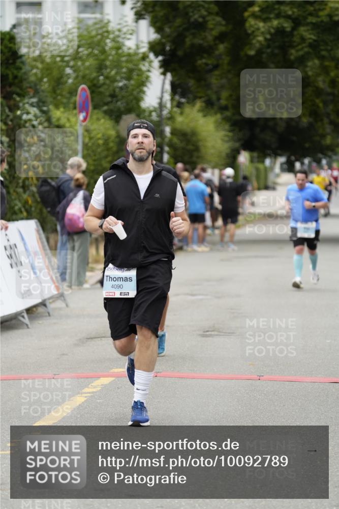 30.08.2026 - Blankeneser Heldenlauf Patografie http://msf.ph/oto/10092789 30.08.2026 12:46:15 Ziel 4090, 4192, 4198 meine-sportfotos.de