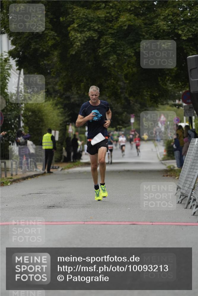30.08.2026 - Blankeneser Heldenlauf Patografie http://msf.ph/oto/10093213 30.08.2026 09:22:12 Ziel 3520, 3674, 3711, 3712 meine-sportfotos.de