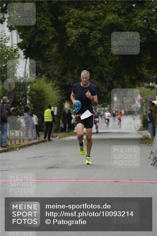 30.08.2026 - Blankeneser Heldenlauf Patografie http://msf.ph/oto/10093214 30.08.2026 09:22:12 Ziel 3520, 3674, 3711, 3712 meine-sportfotos.de