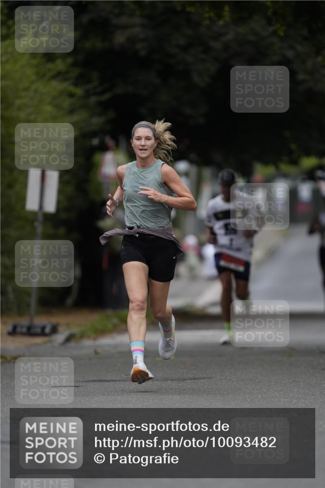 30.08.2026 - Blankeneser Heldenlauf Patografie http://msf.ph/oto/10093482 30.08.2026 09:28:55 Ziel 3514, 3515 meine-sportfotos.de